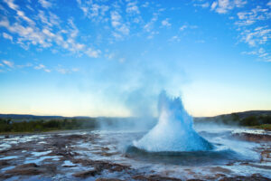 Strokkur,Geysir,Eruption,With,Bright,Blue,Sky,,Iceland,,Europe